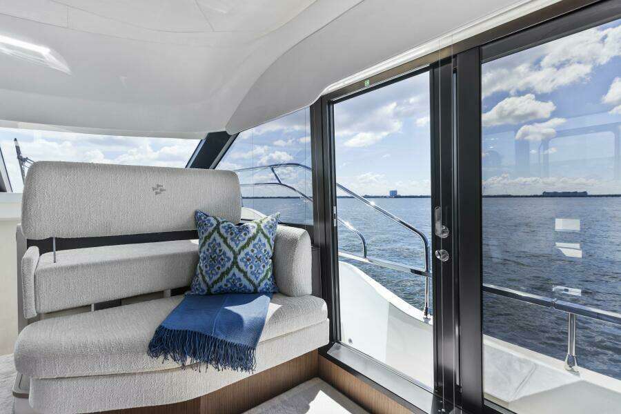 2026 Prestige F5.7 Flybridge - Salon