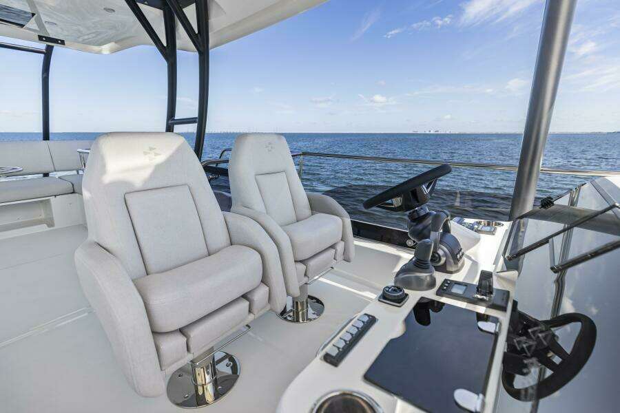 2026 Prestige F5.7 Flybridge - Flybridge Helm Seating