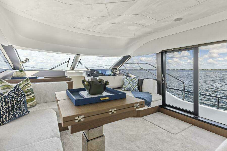 2026 Prestige F5.7 Flybridge - Dinette