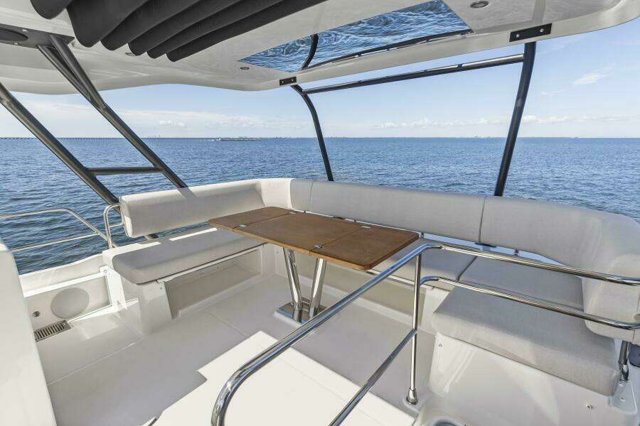 2026 Prestige F5.7 Flybridge - Flybridge Dinette
