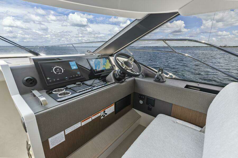 2026 Prestige F5.7 Flybridge - Helm