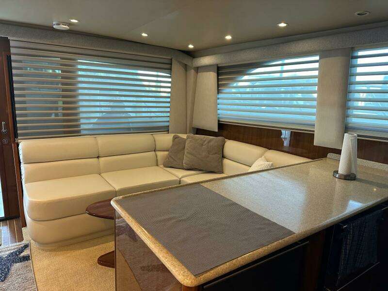 Viking 45 CAPT BAB - Salon - Dinette
