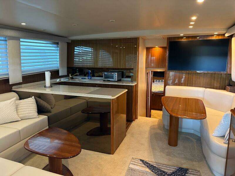 Viking 45 CAPT BAB - Salon - Galley