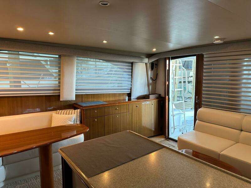 Viking 45 CAPT BAB - Salon - Galley