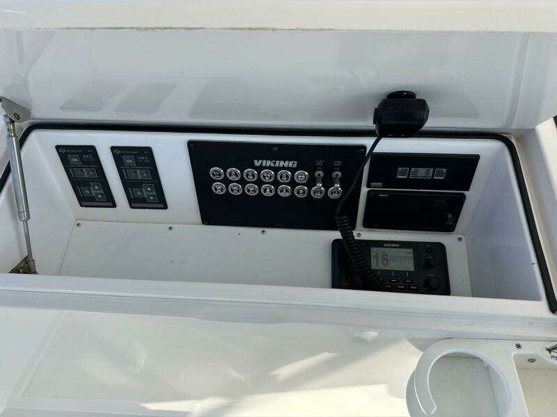 Viking 45 CAPT BAB - Flybridge Helm