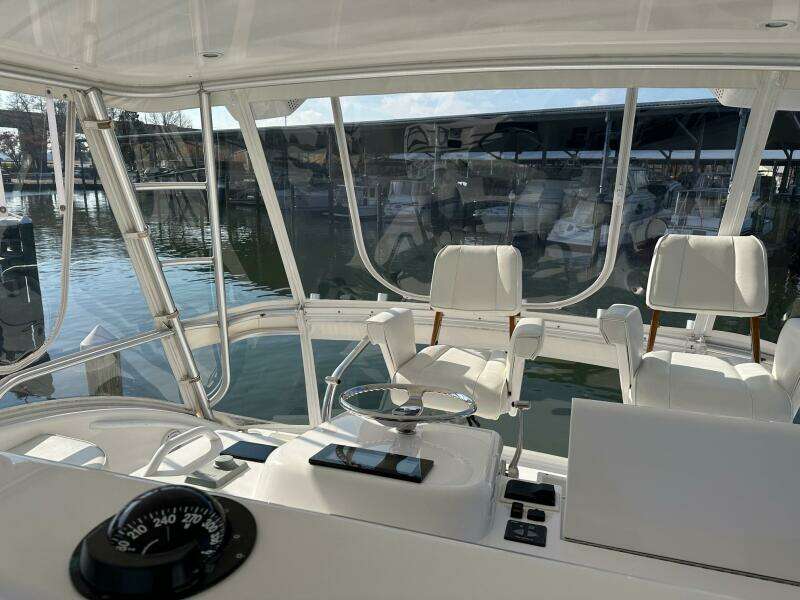 Viking 45 CAPT BAB - Flybridge Helm