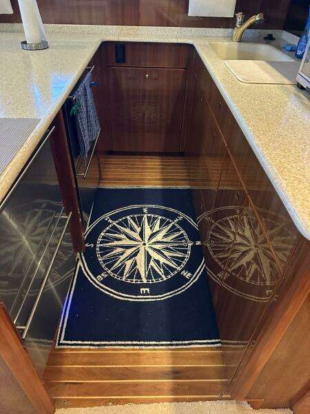 Viking 45 CAPT BAB - Salon - Galley