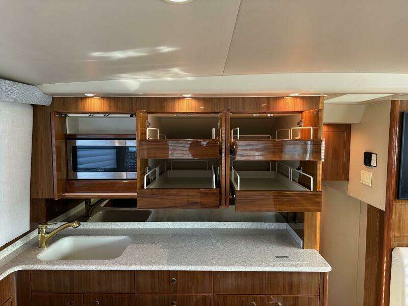 Viking 45 CAPT BAB - Salon - Galley