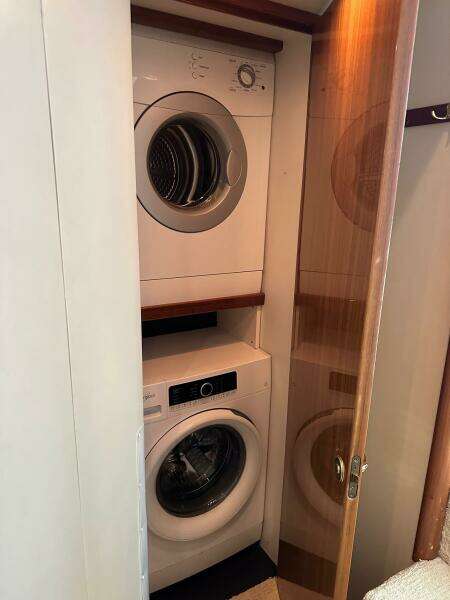 Viking 54 CAPT BAB - Washer Dryer