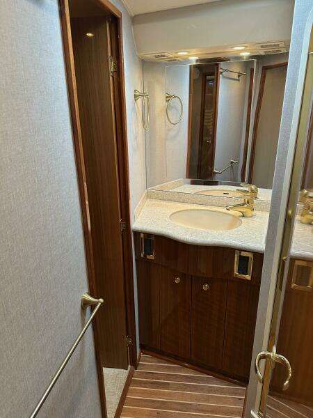 Viking 45 CAPT BAB - Guest/Day Head