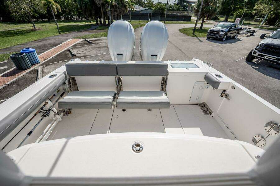 33ft Everglades Yacht For Sale