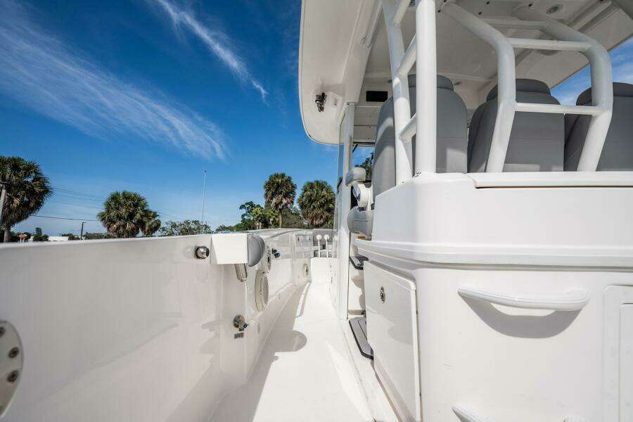 33ft Everglades Yacht For Sale