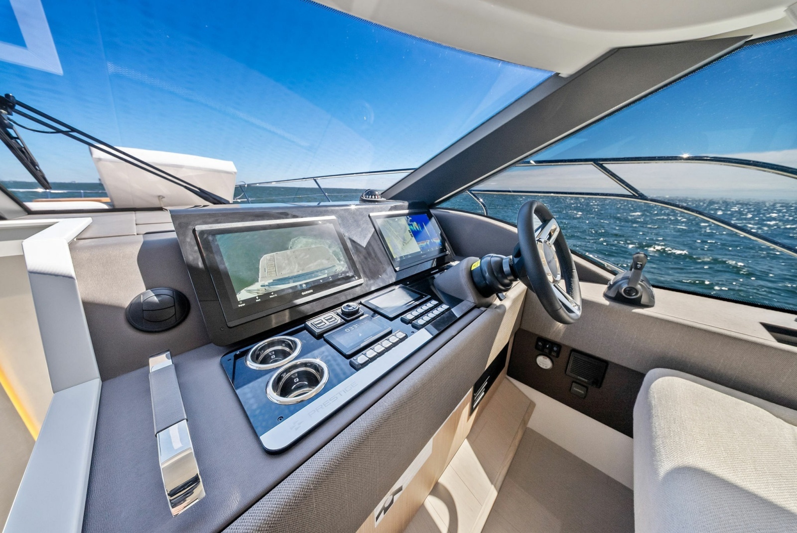 2026 F5.7 Prestige Yachts Helm