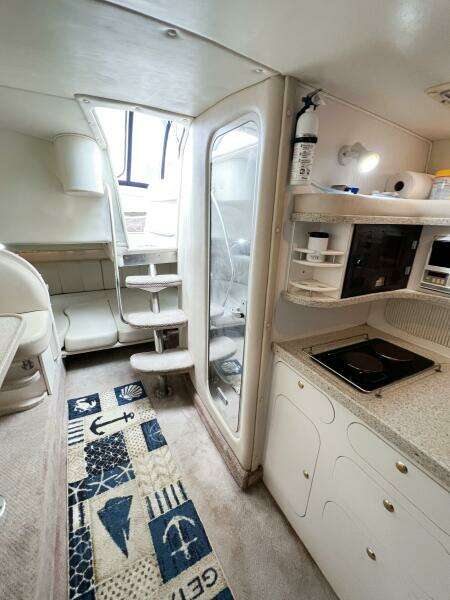 33ft Rinker Yacht For Sale