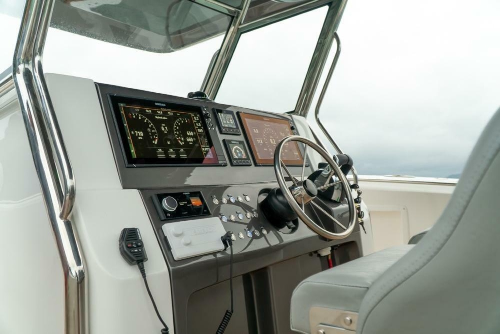 2025 Fishing Raptor 390 Solarium