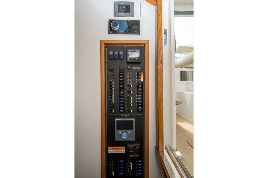 35ft MJM Yacht For Sale