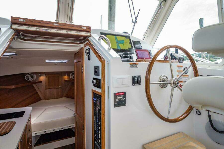 35ft MJM Yacht For Sale