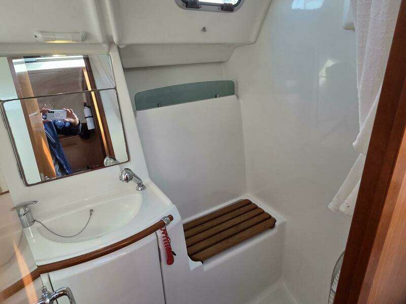 Beneteau 343 Shower
