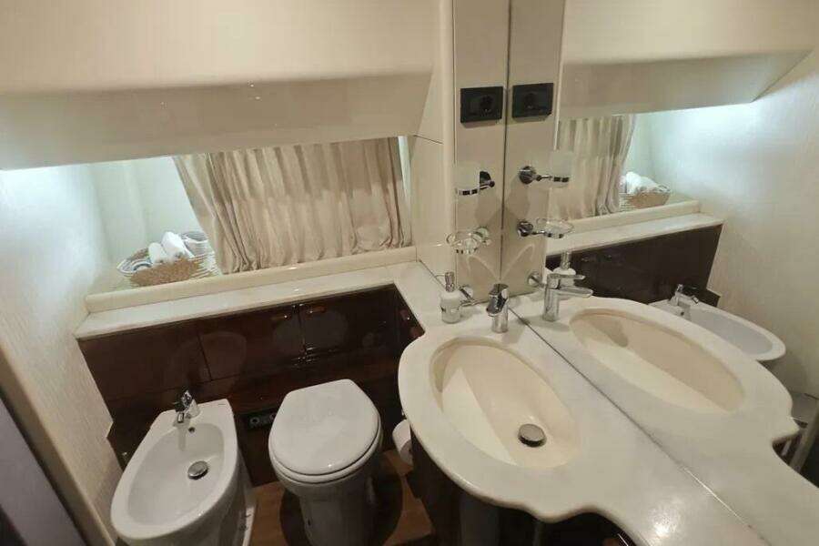 72ft Ferretti Yachts Yacht For Sale