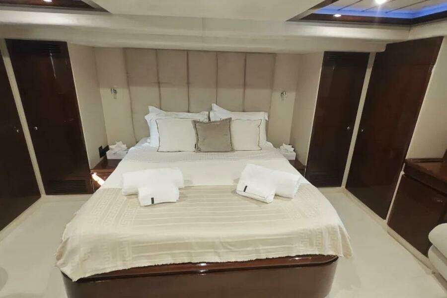 72ft Ferretti Yachts Yacht For Sale