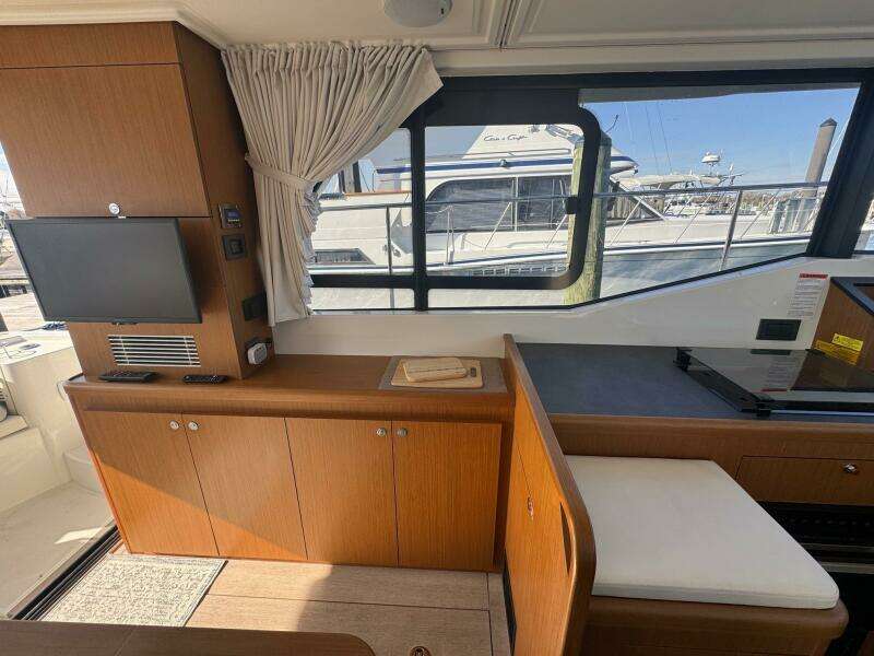 R amp R 35ft Beneteau Yacht For Sale