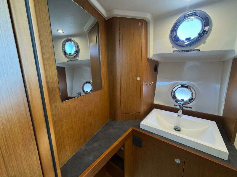 R amp R 35ft Beneteau Yacht For Sale