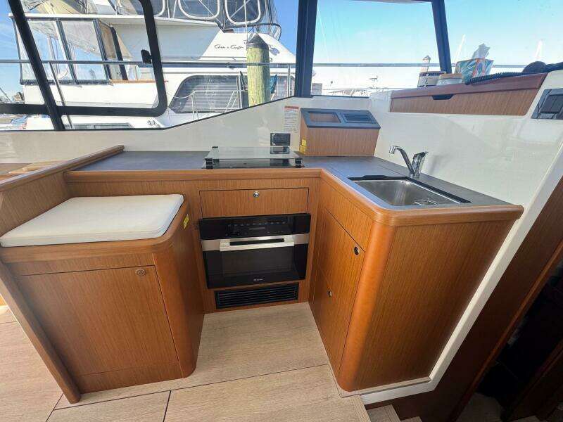R amp R 35ft Beneteau Yacht For Sale
