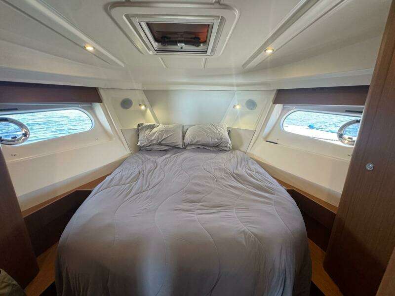 R amp R 35ft Beneteau Yacht For Sale