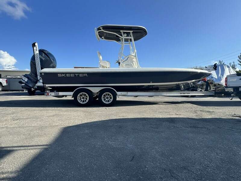 SX240 24ft Skeeter Yacht For Sale