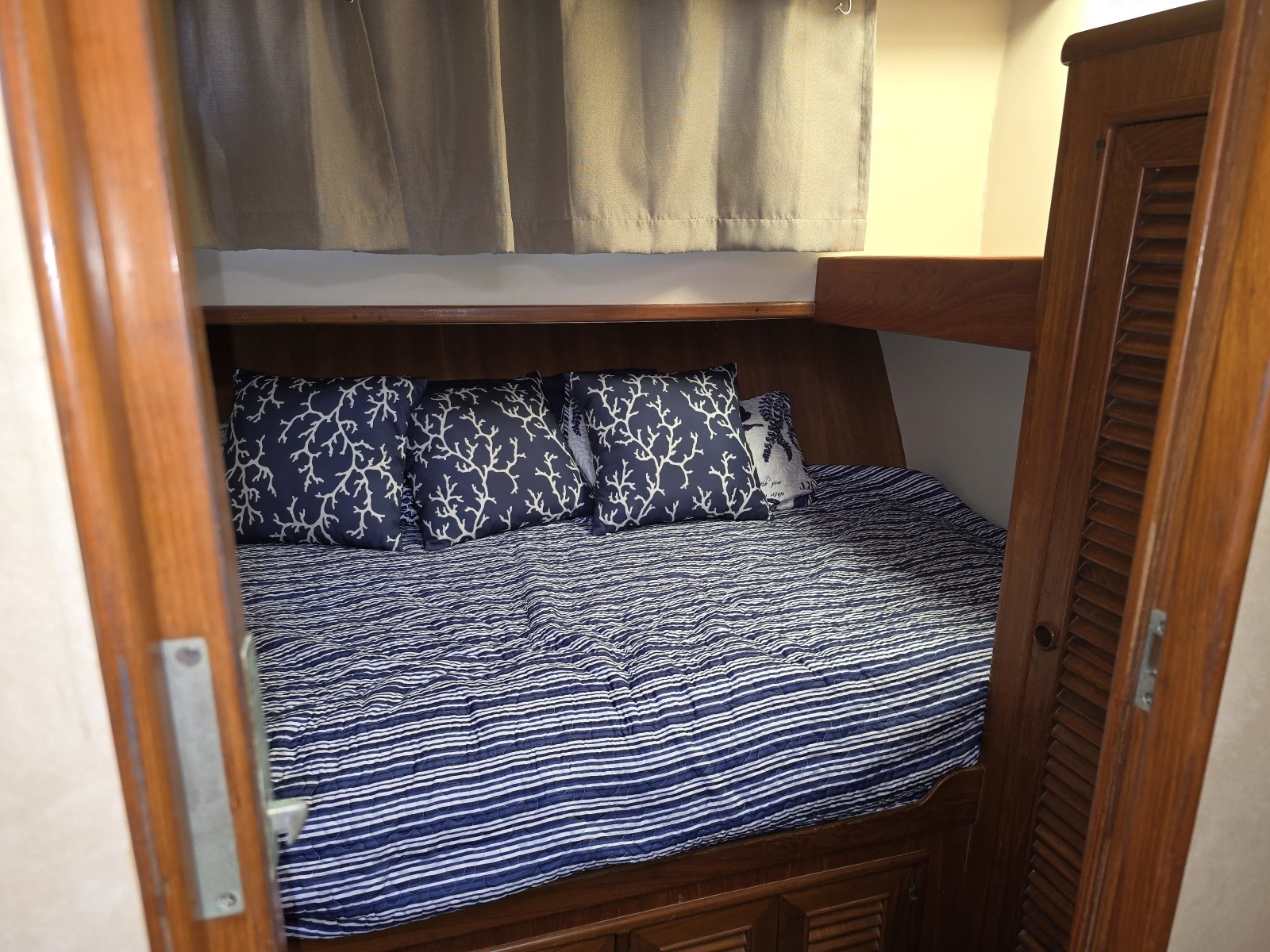 THE WETBAR 48ft Offshore Yachts Yacht For Sale