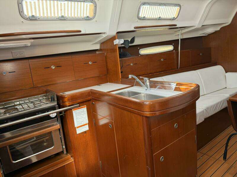 L-Shaped Galley & Port Settee