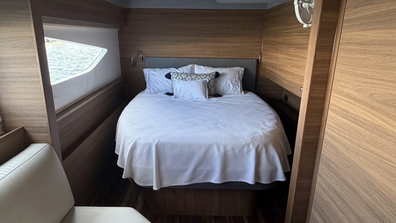 54' 2025 Aquila 54 ENCLOSED BRIDGE