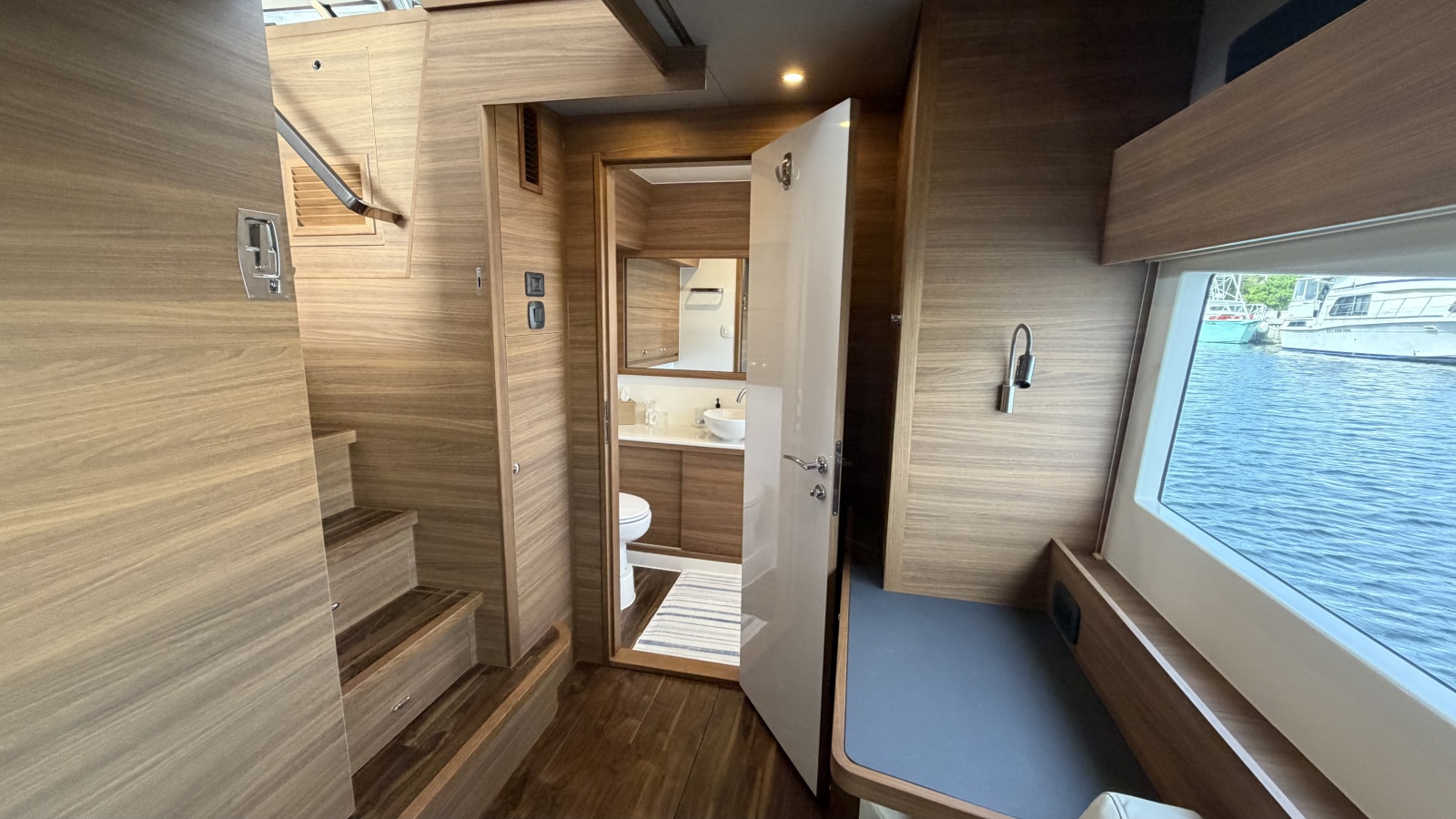 54' 2025 Aquila 54 ENCLOSED BRIDGE