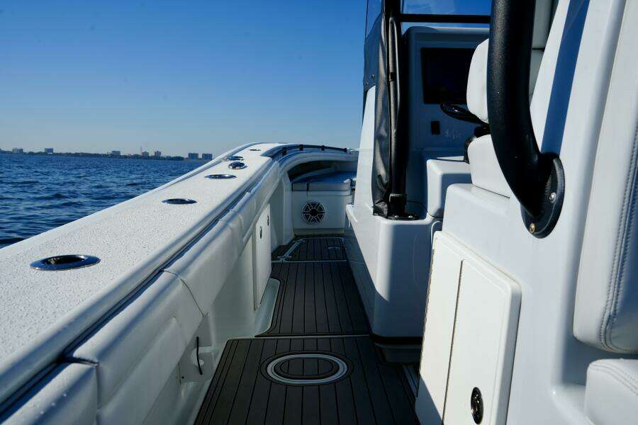 Yellowfin 32 Luhn 32- Center Console
