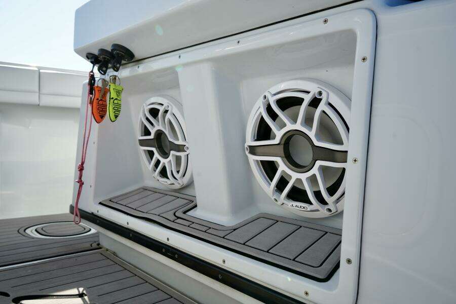 Yellowfin 32 Luhn 32- Center Console Speakers