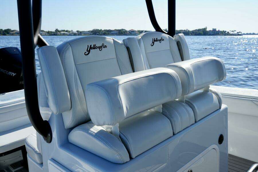 Yellowfin 32 Luhn 32- Center Console Seating