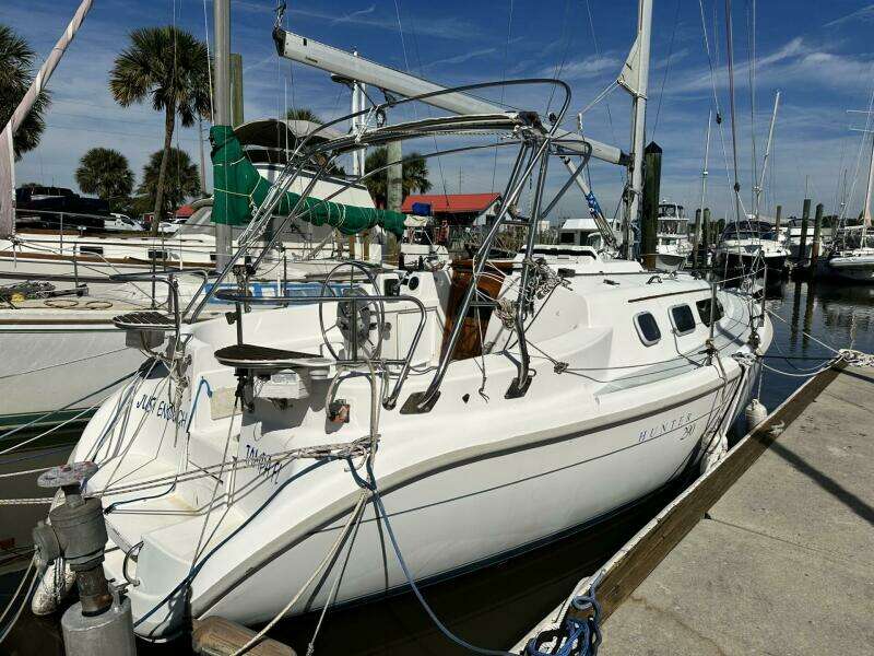 Just Enough 29ft Hunter Yacht For Sale