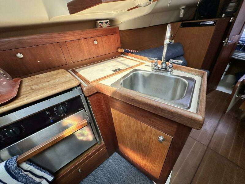 Just Enough 29ft Hunter Yacht For Sale