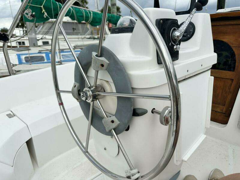 Just Enough 29ft Hunter Yacht For Sale