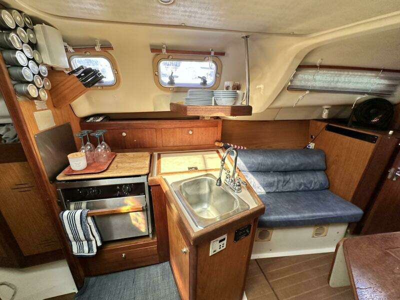 Just Enough 29ft Hunter Yacht For Sale