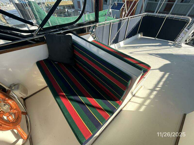42' Grand Banks flybridge starboard seating1