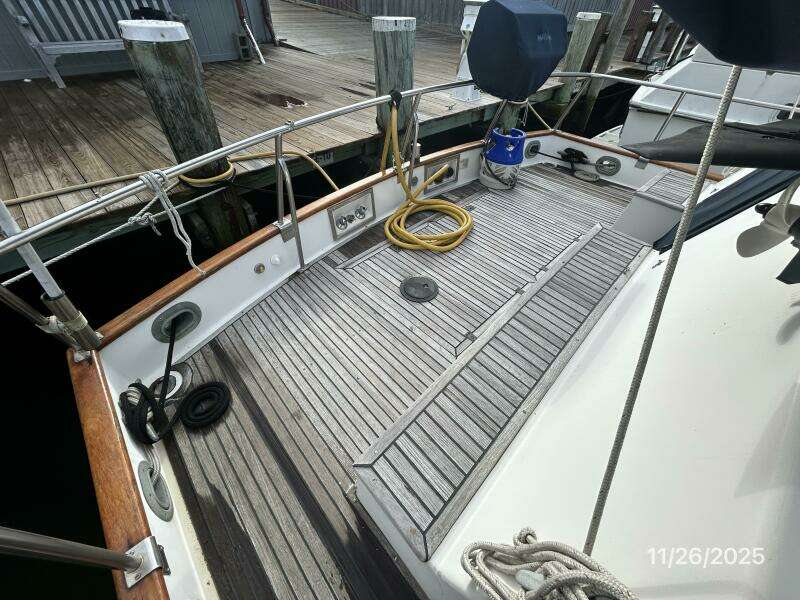 42' Grand Banks aftdeck2
