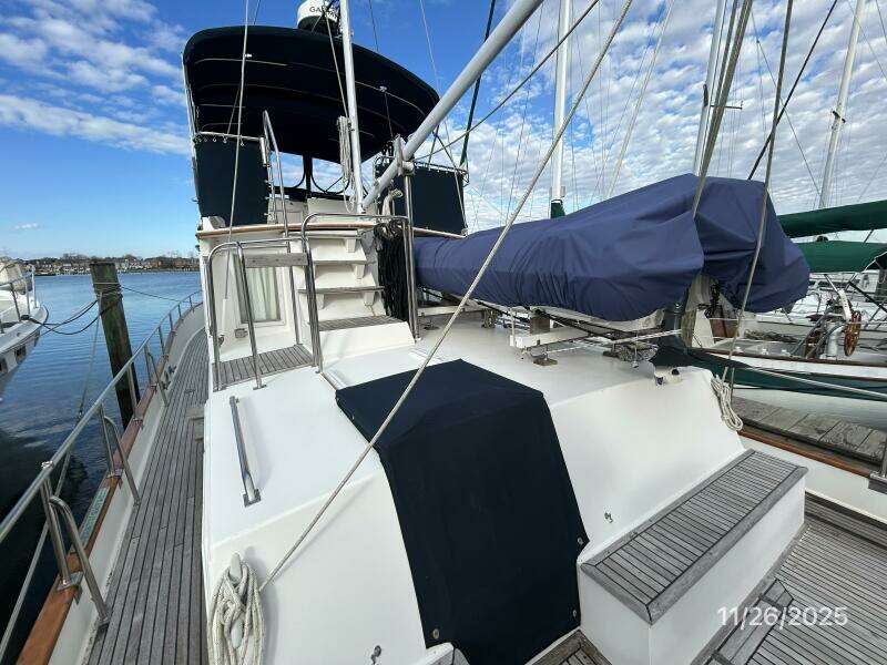 42' Grand Banks trunk cabin forward