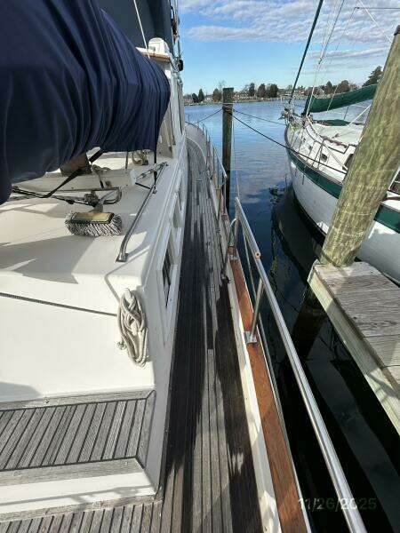 42' Grand Banks starboard side deck2