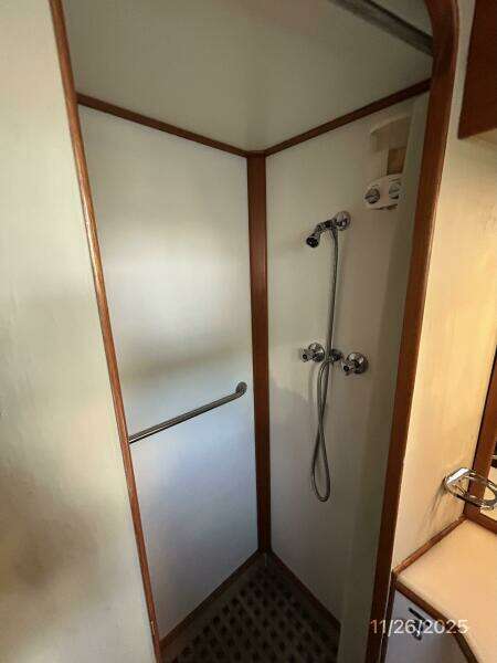 42' Grand Banks master stateroom shower