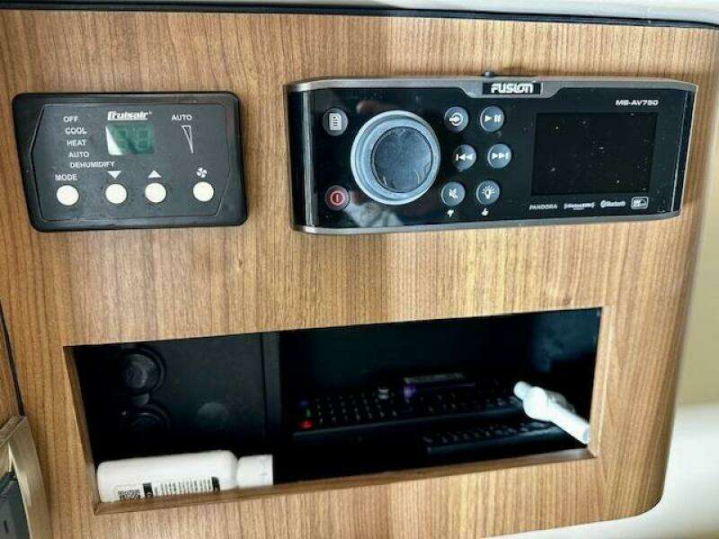 28ft Boston Whaler Yacht For Sale