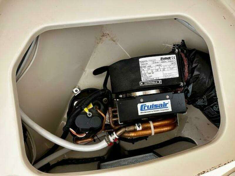 28ft Boston Whaler Yacht For Sale