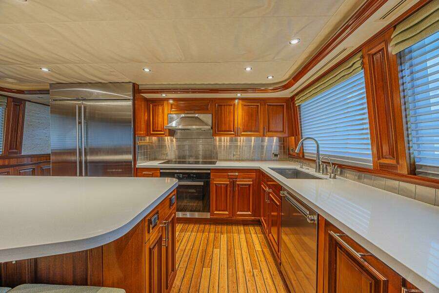 Cerca Trova 112ft Westport Yacht For Sale