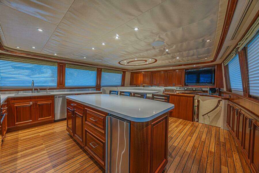 Cerca Trova 112ft Westport Yacht For Sale