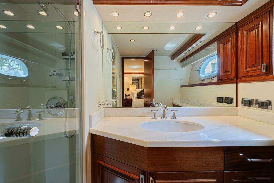 Cerca Trova 112ft Westport Yacht For Sale